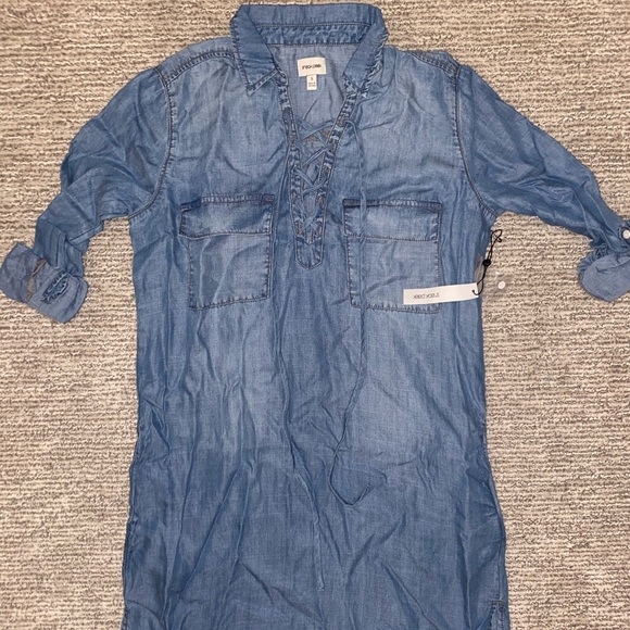 Chambray dress with criss_cross neckline - Picture 2 of 3